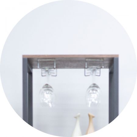 Górna część deski wyposażona jest w dwa uchwyty na kieliszki do wina oraz prostą, małą szufladkę pośrodku, która jest bardzo szczegółowa.